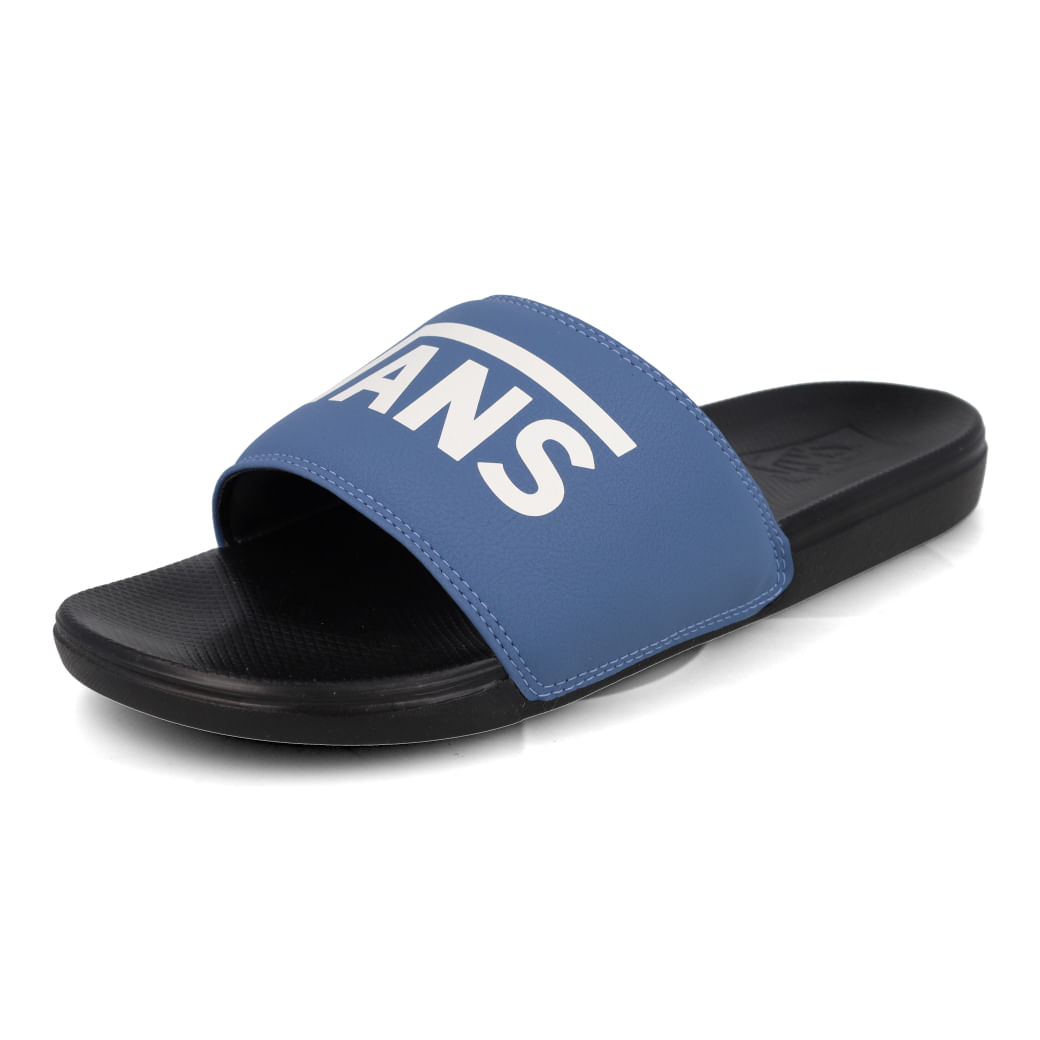 Par de chinelos Vans Slide-On azul com logo branco e sola preta em detalhe lateral